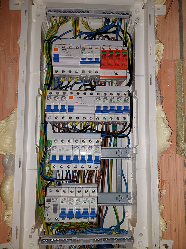 Budynek w stanie surowym przygotowany po wykonaniu instalacji elektrycznej przez firmę Dartech Rybnik