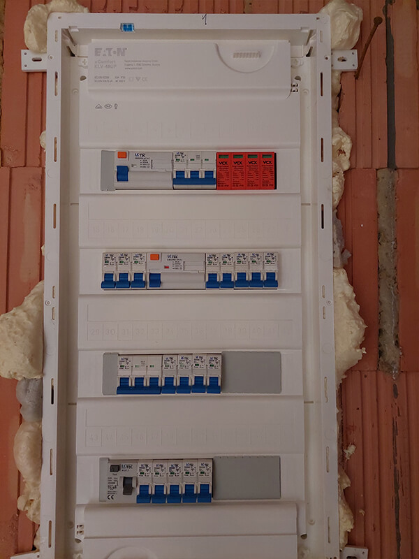 Budynek w stanie surowym przygotowany po wykonaniu instalacji elektrycznej przez firmę Dartech Rybnik