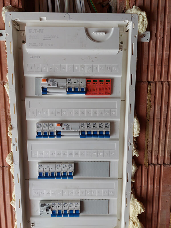 Budynek w stanie surowym przygotowany po wykonaniu instalacji elektrycznej przez firmę Dartech Rybnik