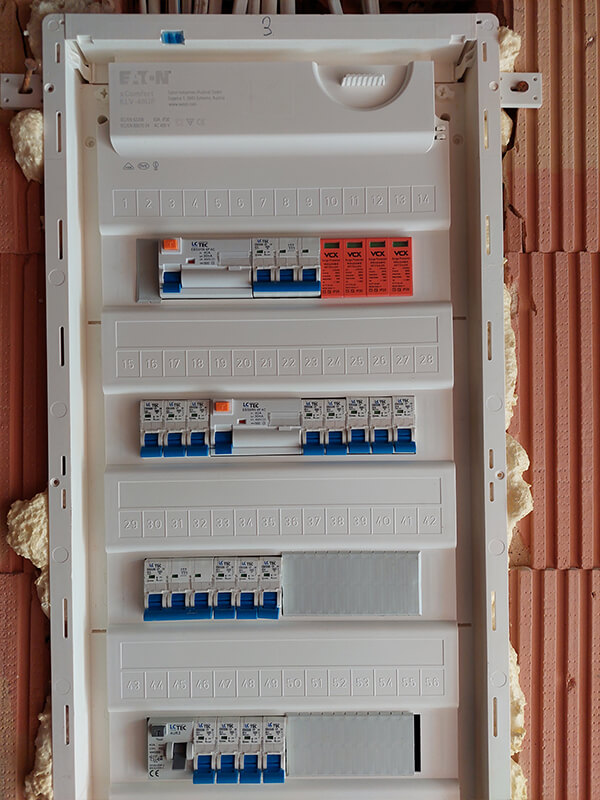 Budynek w stanie surowym przygotowany po wykonaniu instalacji elektrycznej przez firmę Dartech Rybnik